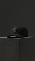 gorra snapback negra mate logo gigante