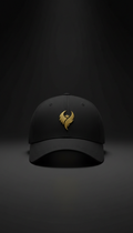 gorra negra mate con logo dorado